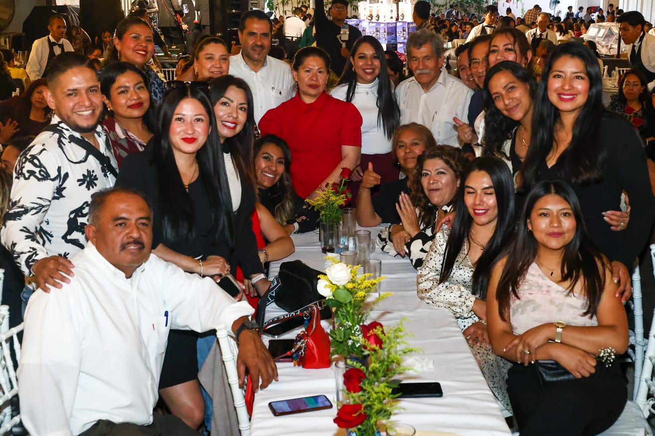 Gobierno de Tonantzin Fernández reconoce la trayectoria y esfuerzo del magisterio de San Pedro Cholula