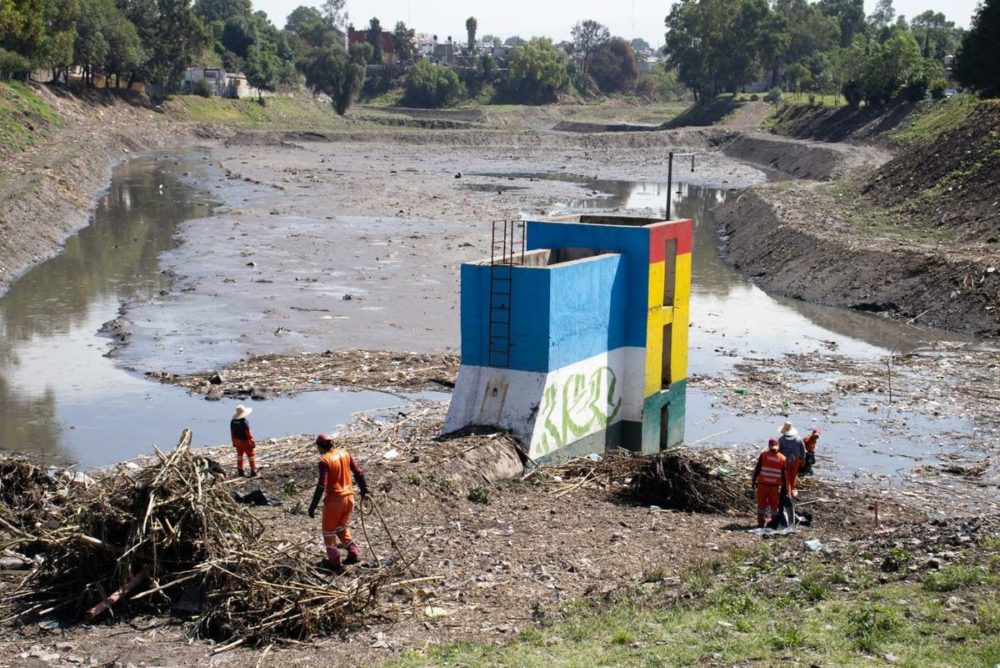Limpian vaso regulador Puente Negro para reducir riesgos de inundación en Puebla