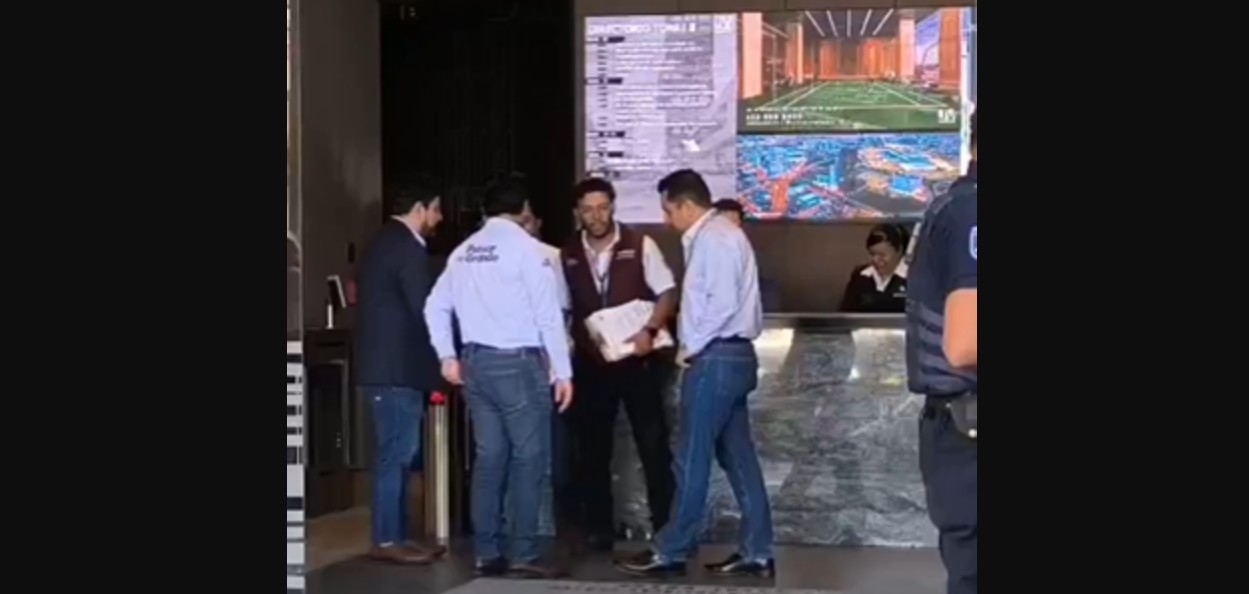 Personal de Finanzas durante diligencia en TV Azteca Puebla