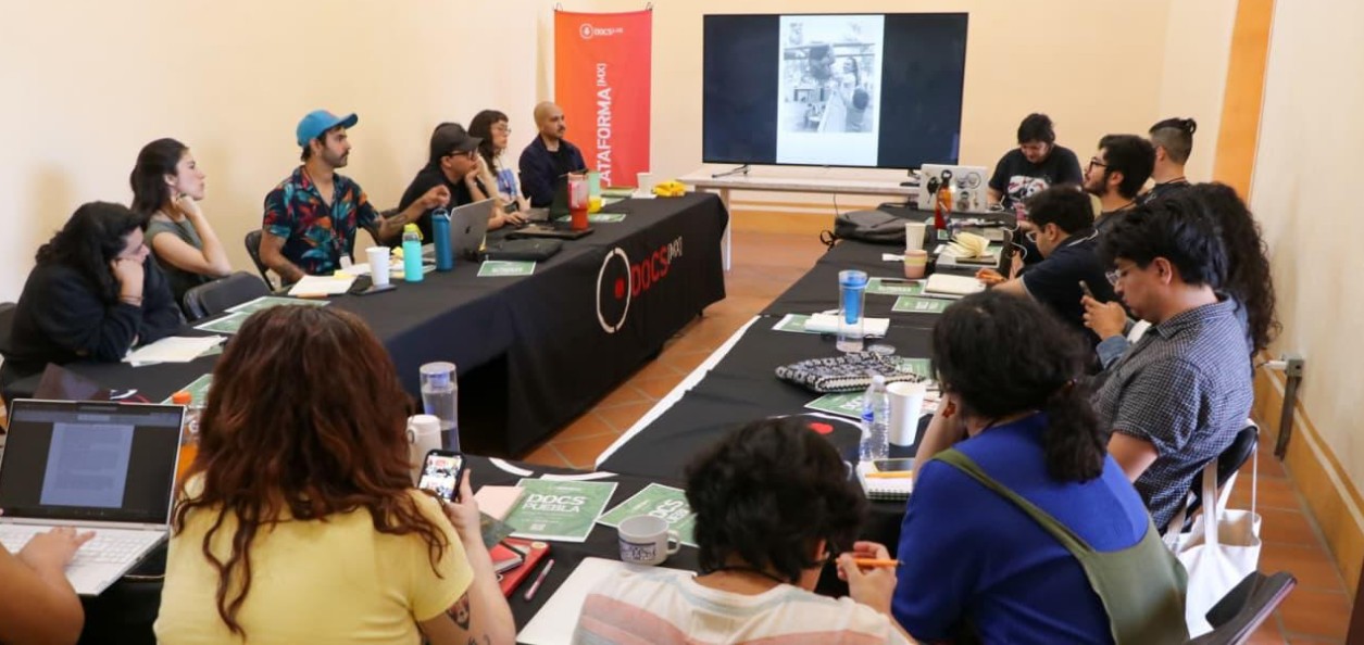 Personas participando en taller cultural en Puebla