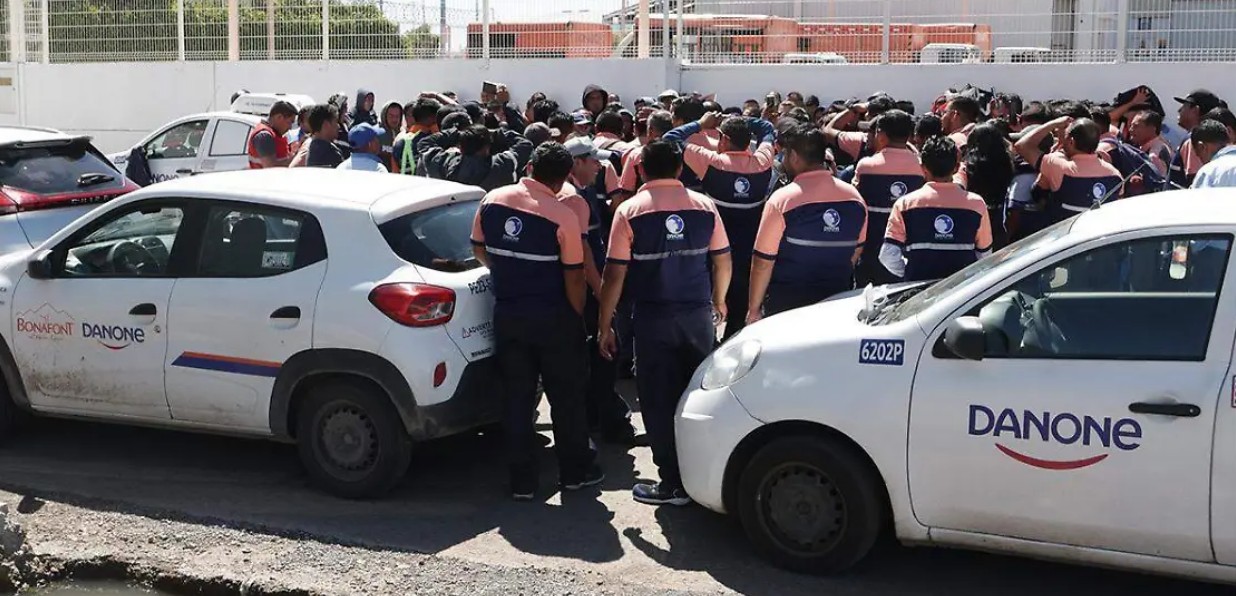 Trabajadores protestan afuera de planta de Danone en Puebla
