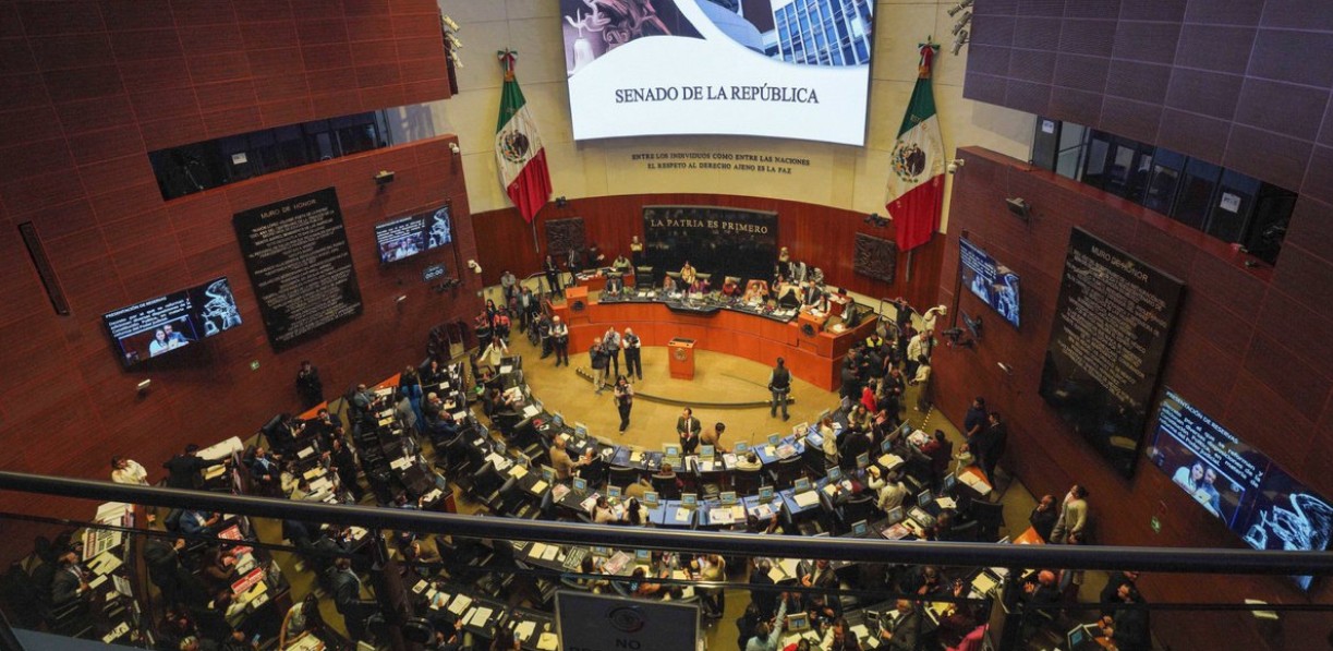 Senadores durante sesión sobre reforma electoral en México