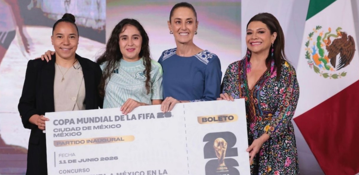 Claudia Sheinbaum junto a ganadoras de boletos del Mundial 2026