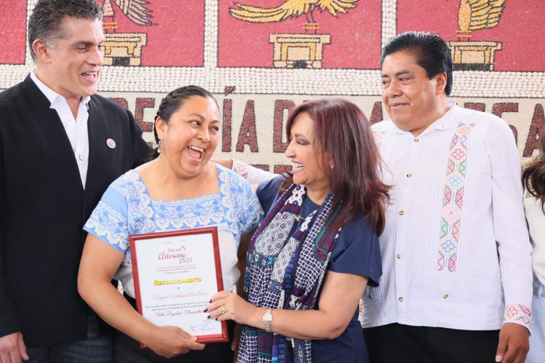 Lorena Cuéllar durante ceremonia del Día del Artesano en Tlaxcala