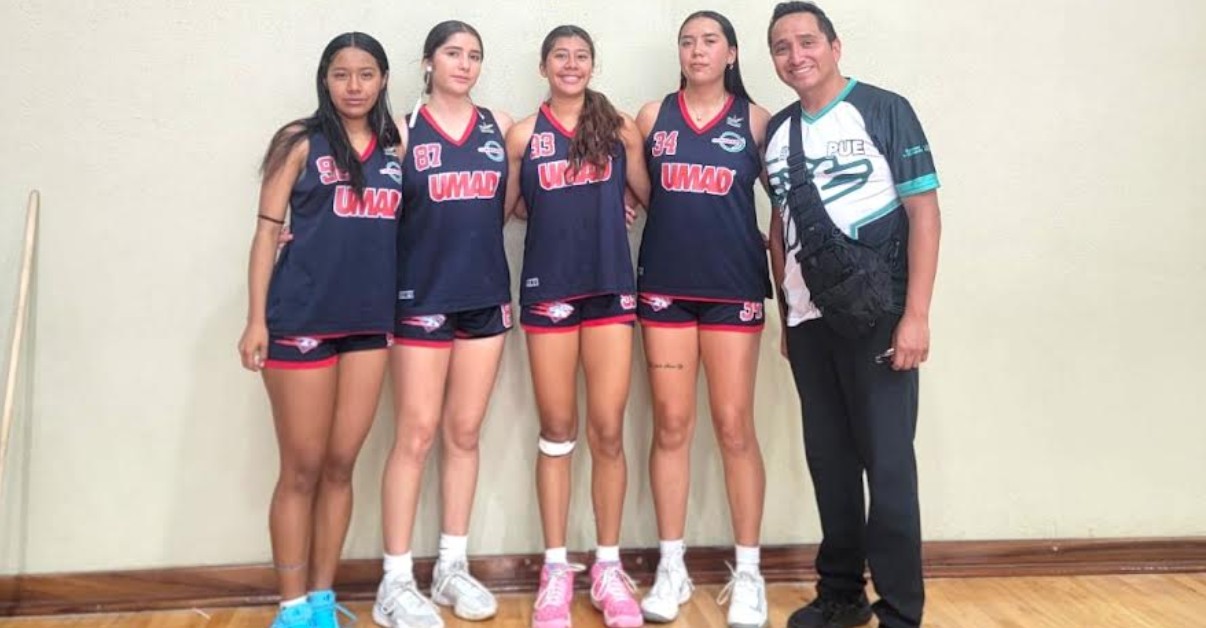 Jugadoras de Prepa UMAD celebran medalla de bronce en torneo nacional