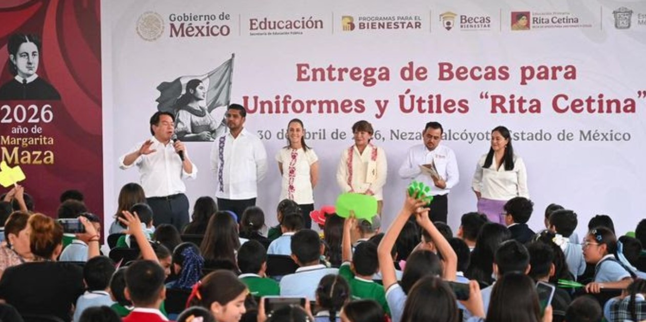 Niños recibiendo tarjetas de beca escolar