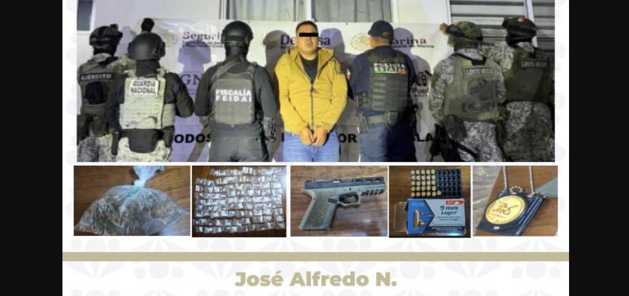 Policías durante cateo en vivienda en Puebla