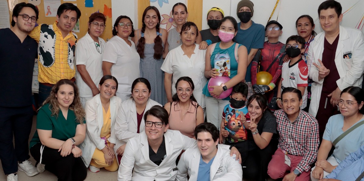 Niños tocando campana tras vencer cáncer en hospital