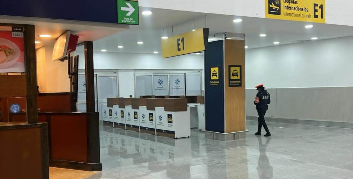 Casetas de venta de boletos para taxis en el AICM.