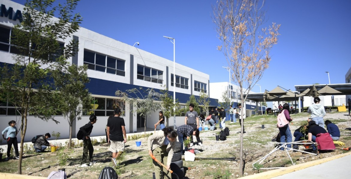 Estudiantes de la BUAP sembrando plantas en Ciudad Universitaria 2.