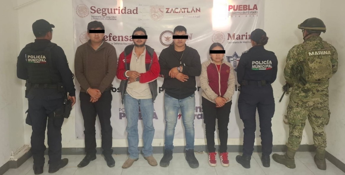Policías resguardan a personas detenidas en Zacatlán