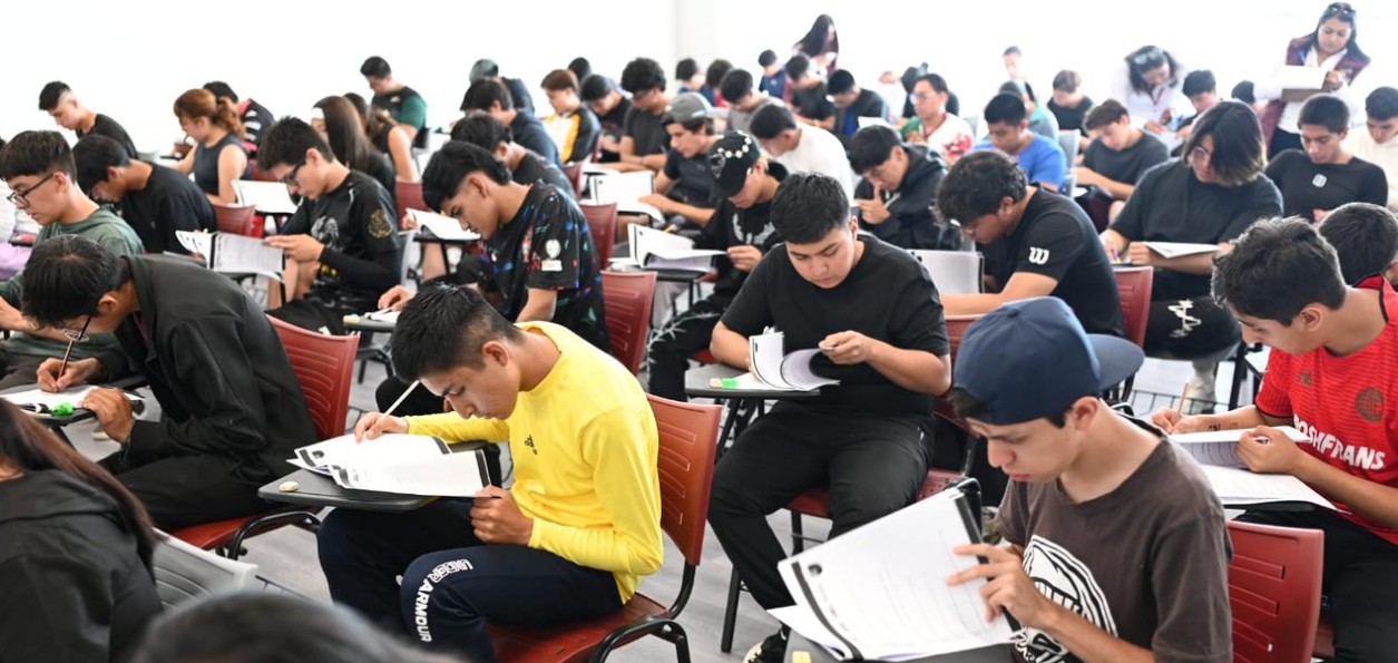 Aspirantes realizan pruebas de admisión en la Universidad del Deporte de Puebla.