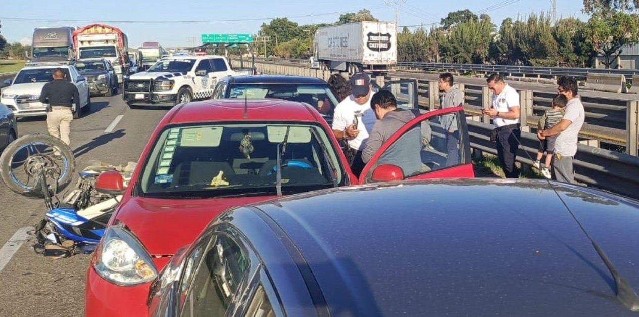 Elementos de seguridad auxiliando en accidente carretero
