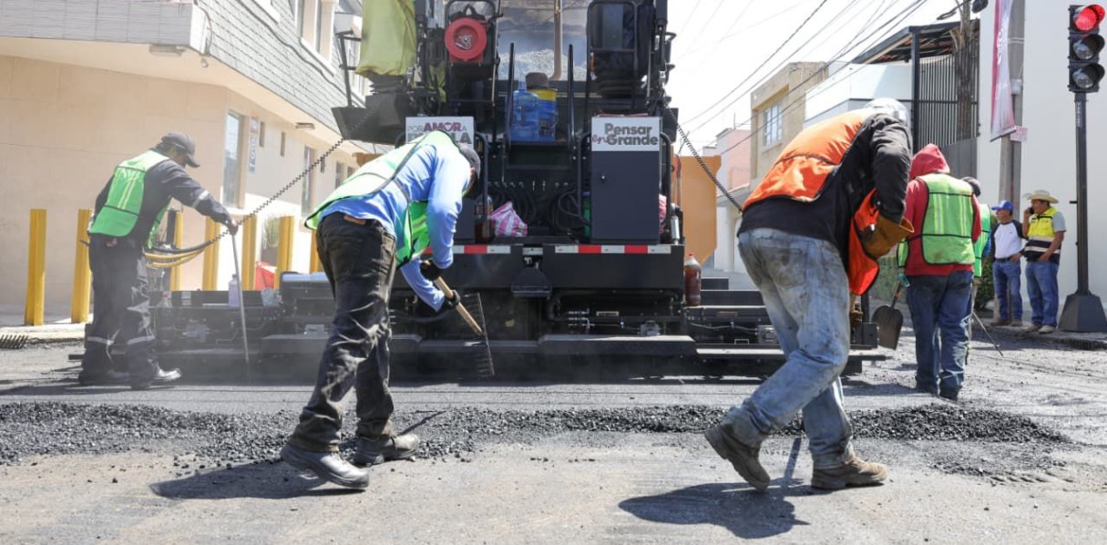 Trabajos de rehabilitación sobre la Avenida 20 Sur en Puebla.