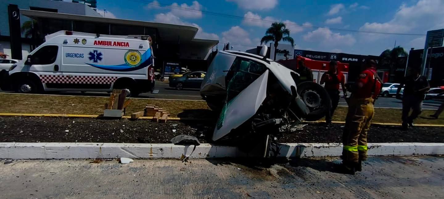Muere una persona tras volcadura en la Vía Atlixcáyotl, a la altura de La Vista
