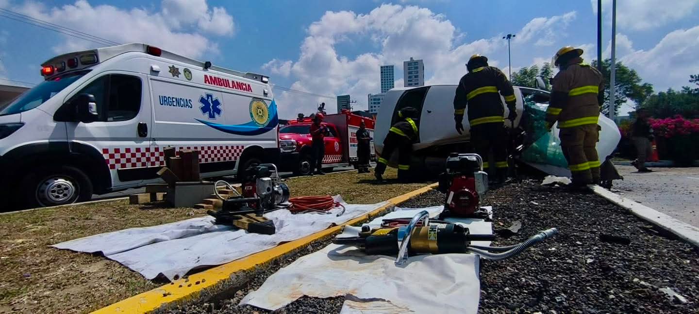 Muere una persona tras volcadura en la Vía Atlixcáyotl, a la altura de La Vista