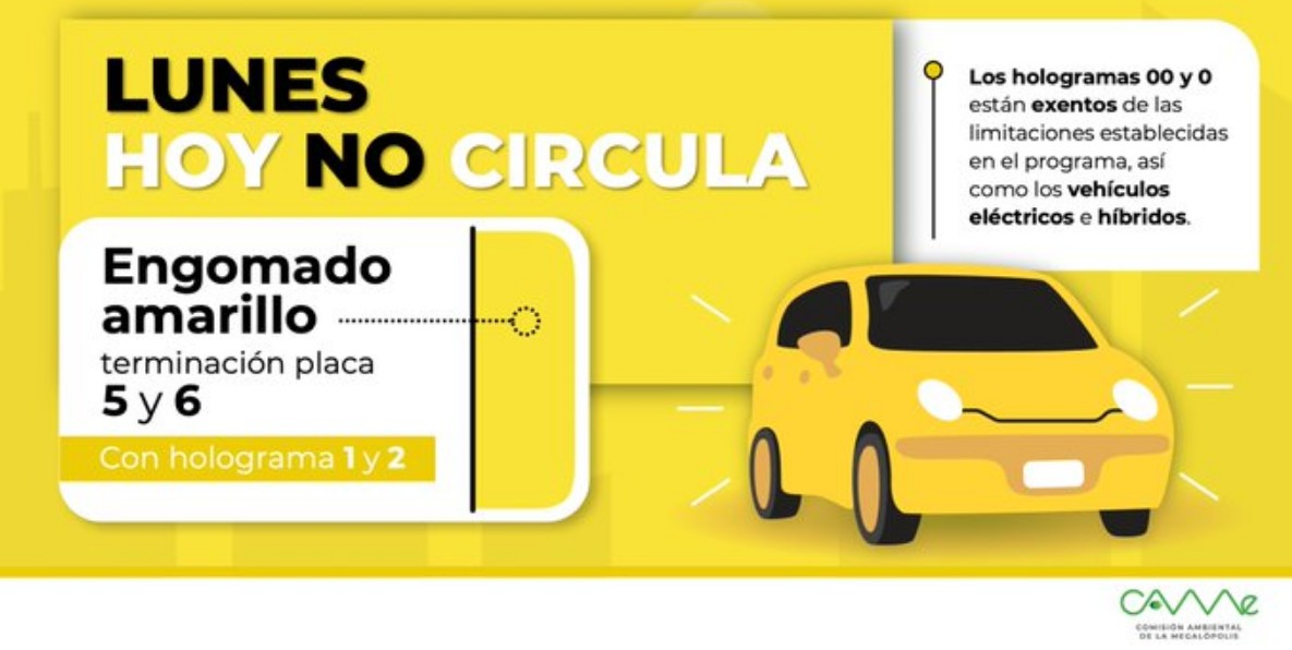 Autos circulando en ciudad con restricción vehicular