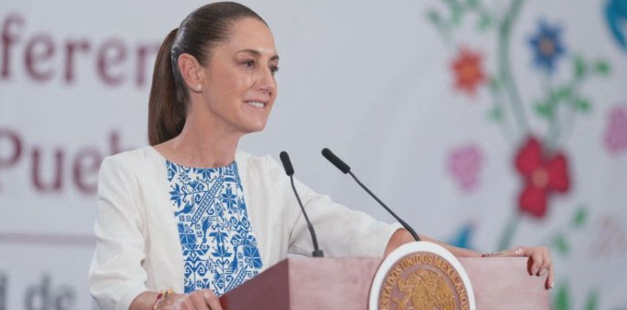 Persona recibiendo apoyo económico de programas del bienestar