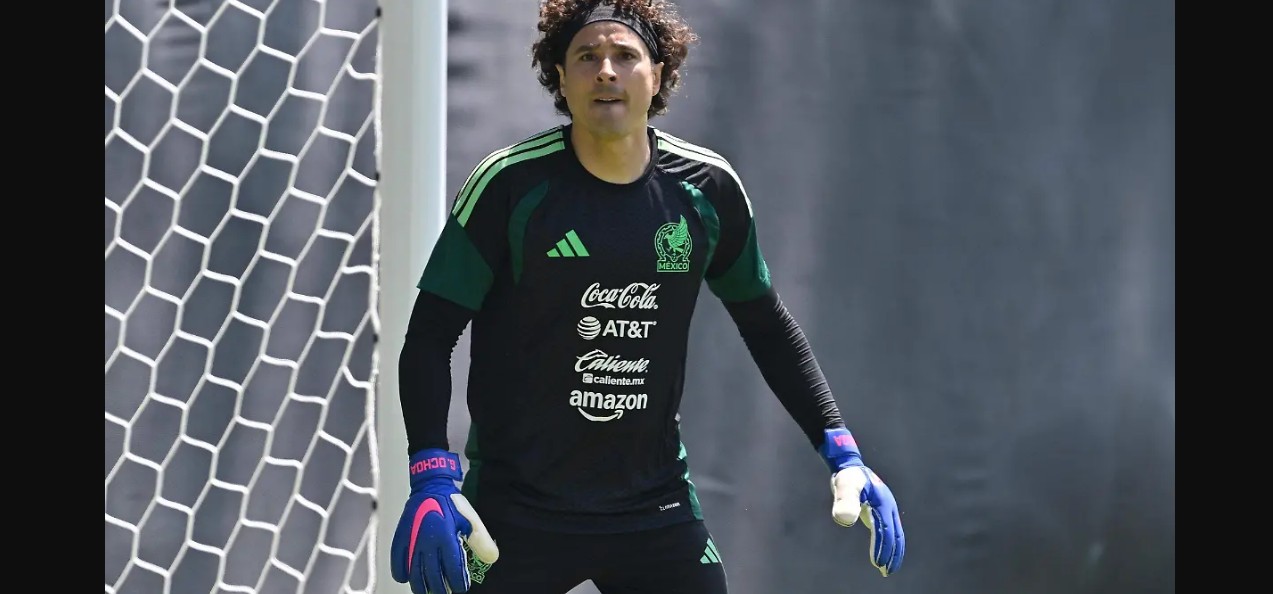 Guillermo Ochoa con uniforme de la selección mexicana