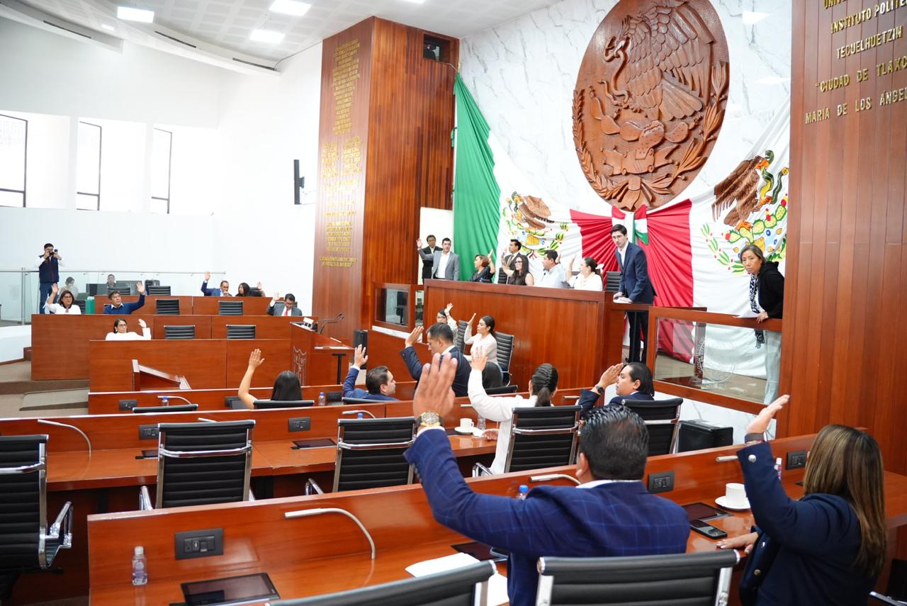 Diputados de Tlaxcala en sesión aprobando acuerdo