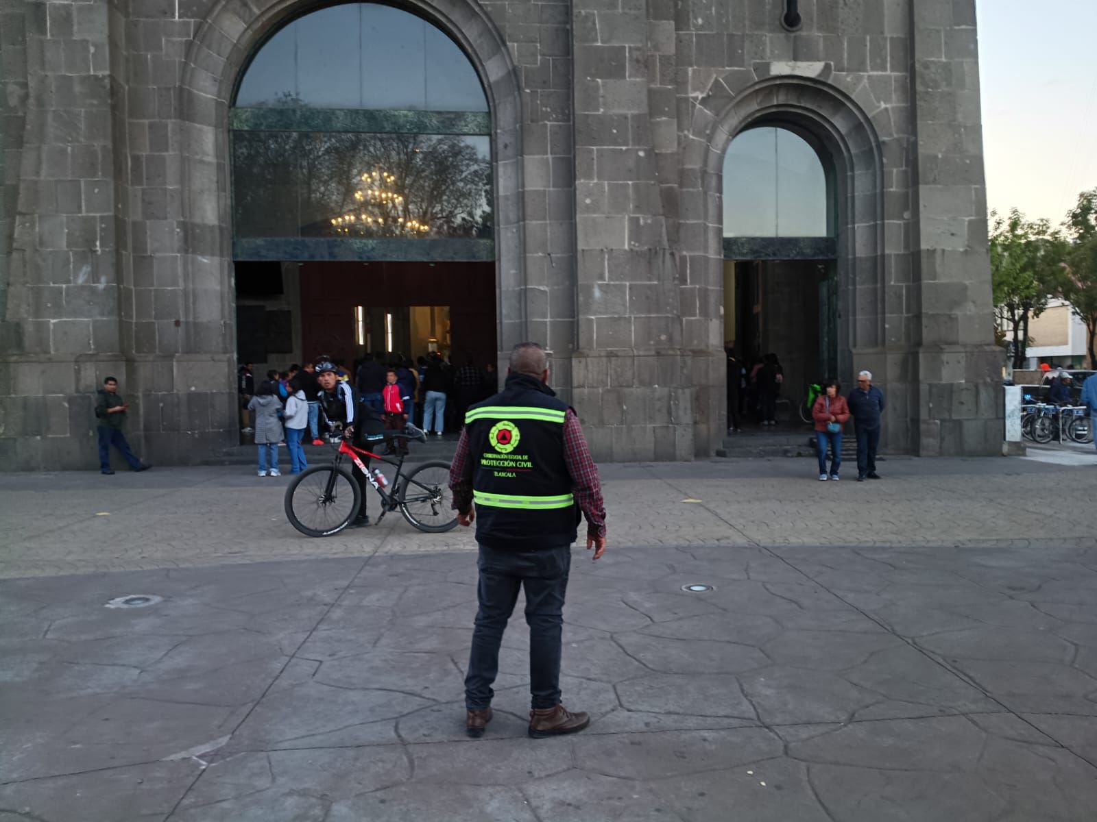 Persona bajo el sol en día caluroso en Tlaxcala