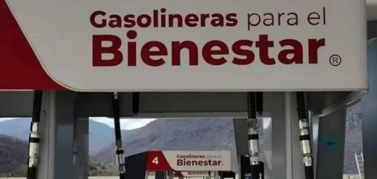 Instalaciones de Pemex con tanques de petróleo