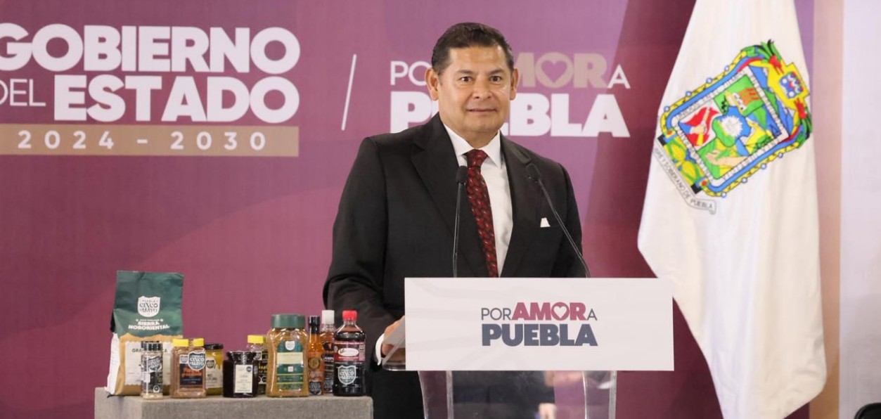 Desfile del 5 de mayo en Puebla con participantes marchando