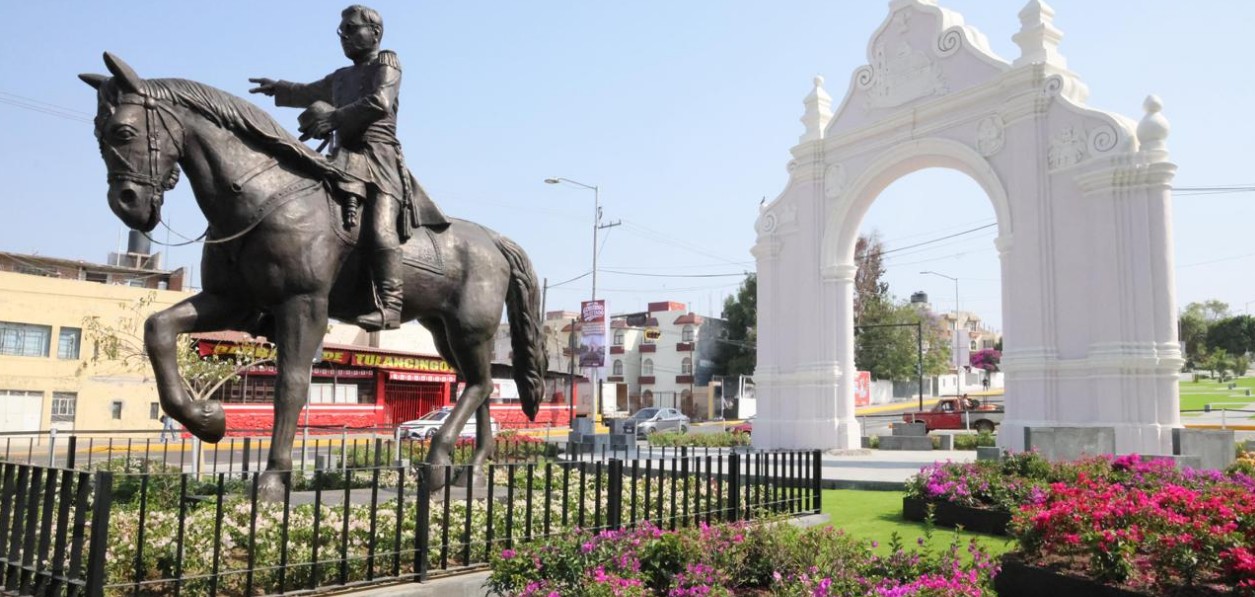 Arco de Loreto con escultura de Ignacio Zaragoza en Puebla