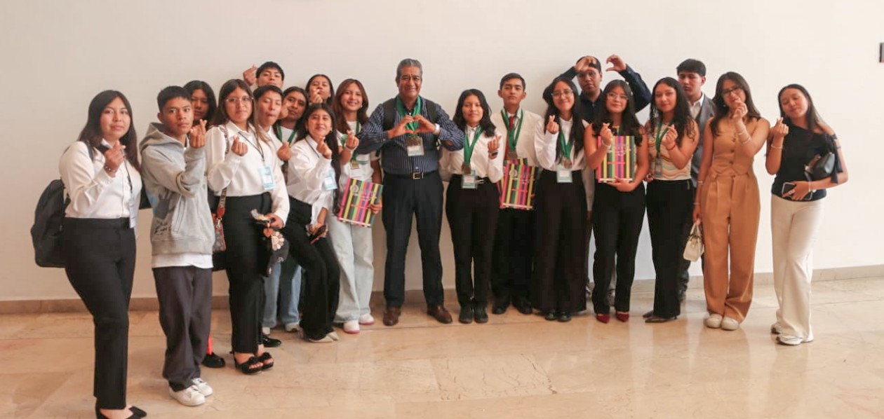 Estudiantes presentando proyectos científicos en ExpoCiencias