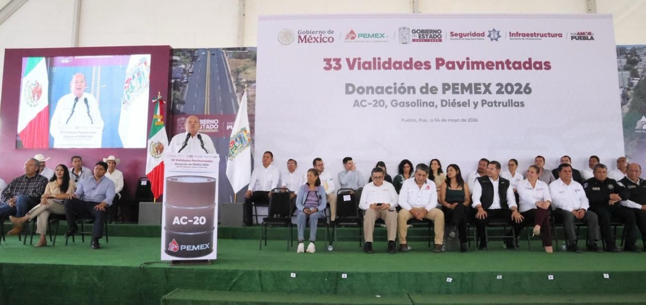 Maquinaria de pavimentación trabajando en calles de Puebla