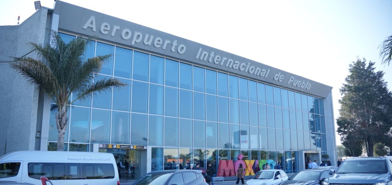 Avión de Volaris en pista del aeropuerto de Puebla