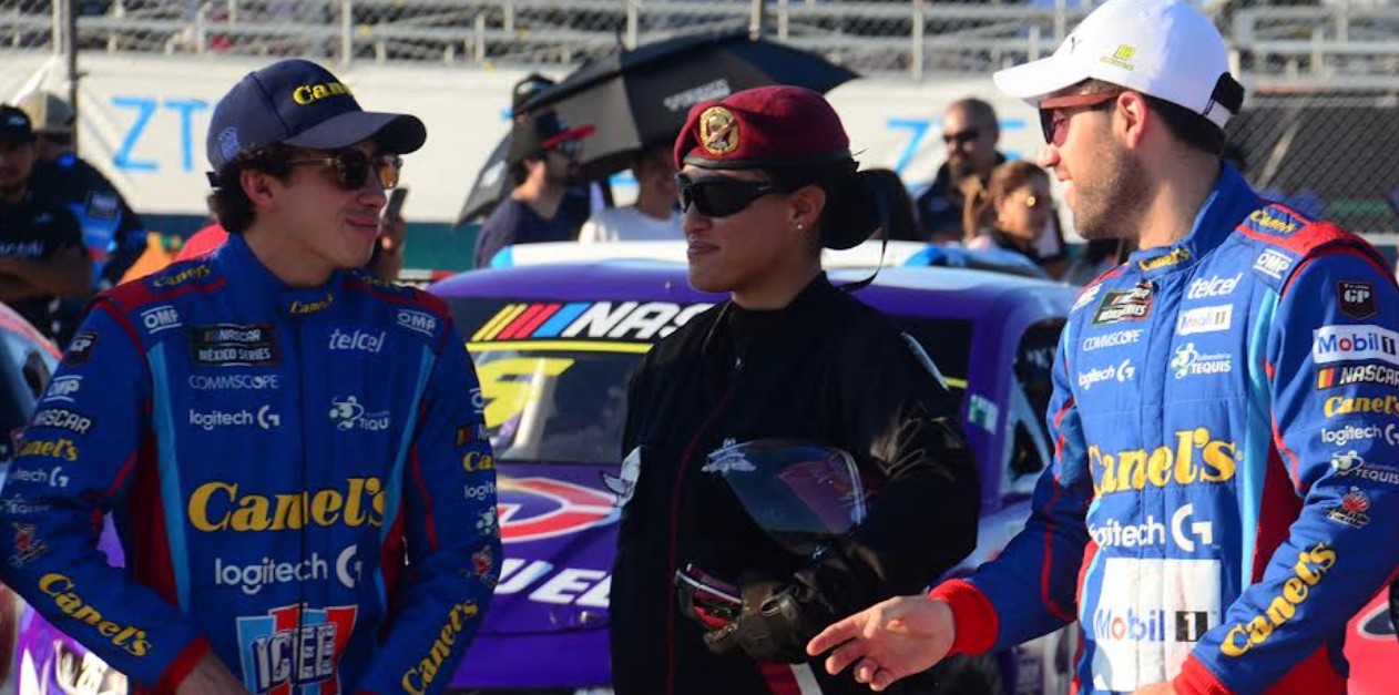 Autos de NASCAR México compitiendo en pista durante una carrera