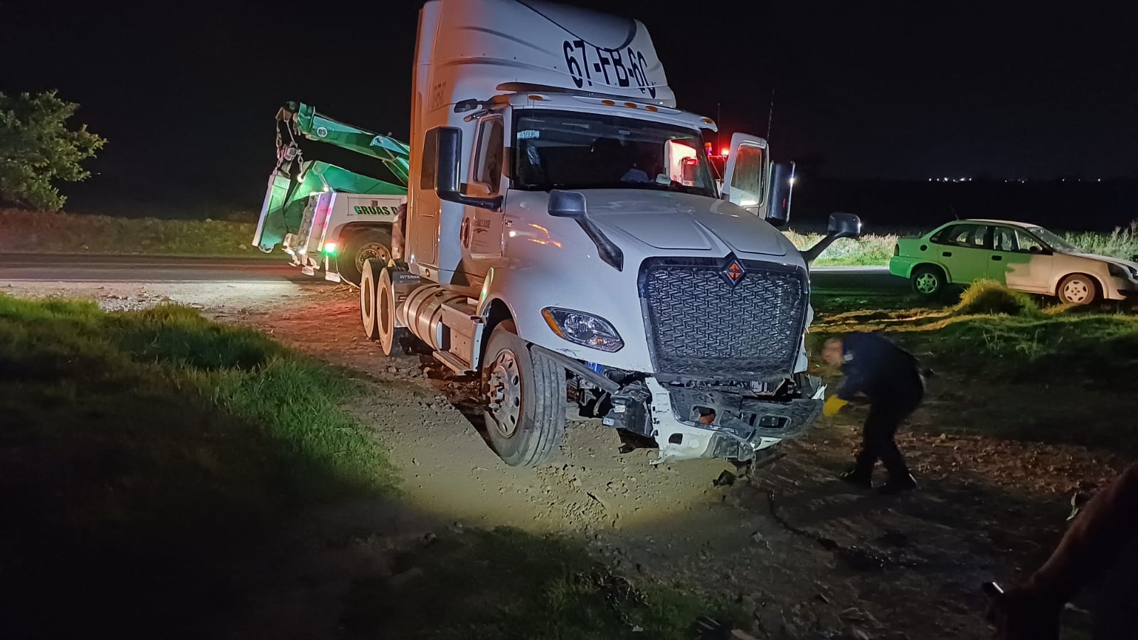 Recuperan tractocamión y camioneta robados con violencia, en Calpulalpan