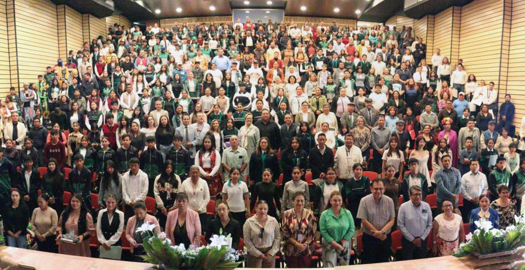Estudiantes participando en festival de arte Cecyte en Tlaxcala