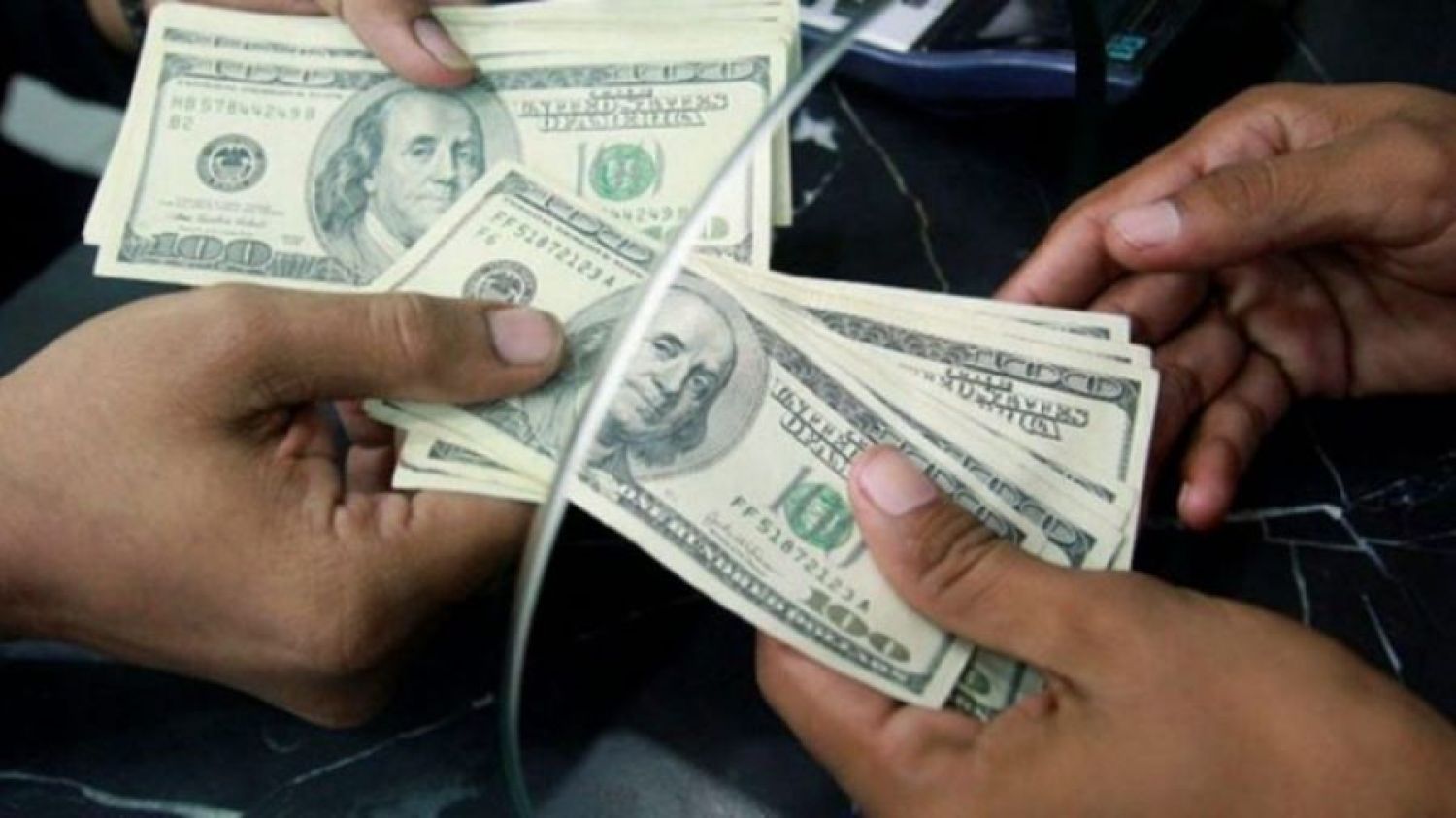 Persona recibiendo dinero enviado desde el extranjero en Tlaxcala