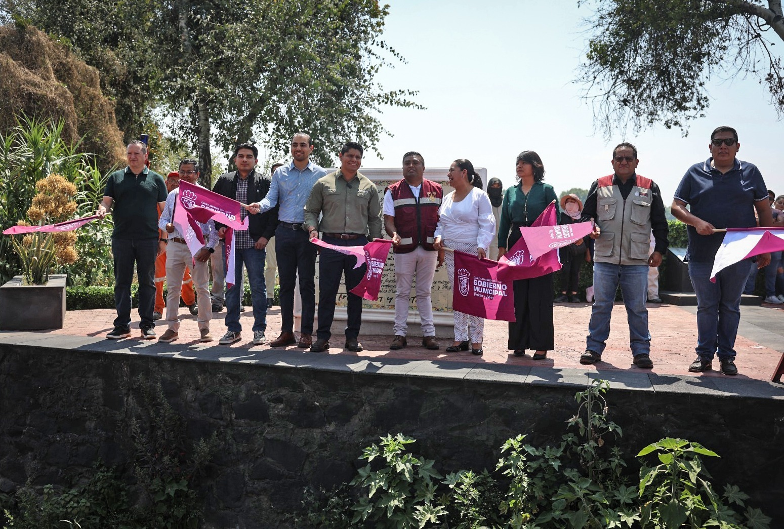 Fortalece Omar Muñoz limpieza de canales con entrega de retroexcavadoras en Cuautlancingo