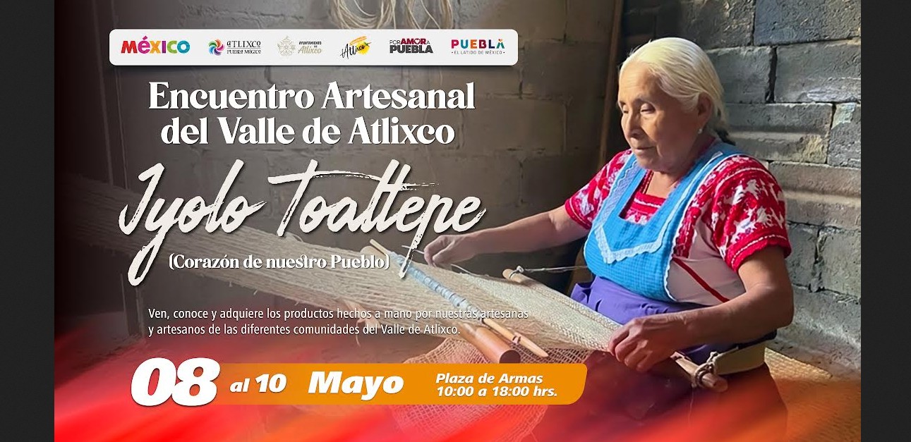Artesanos exhibiendo piezas tradicionales en el zócalo de Atlixco
