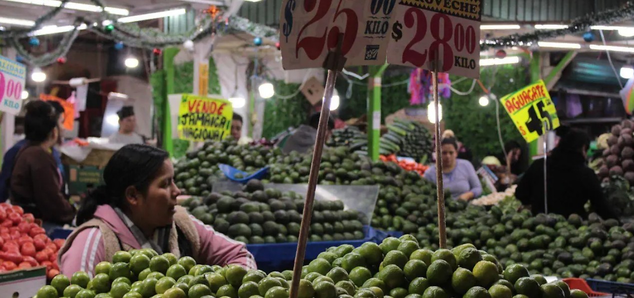 Personas comprando frutas y verduras en un mercado de México
