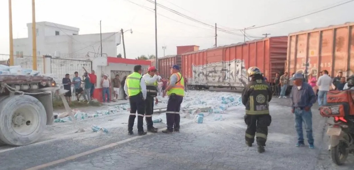 Tren impacta tráiler con material de construcción en Amozoc