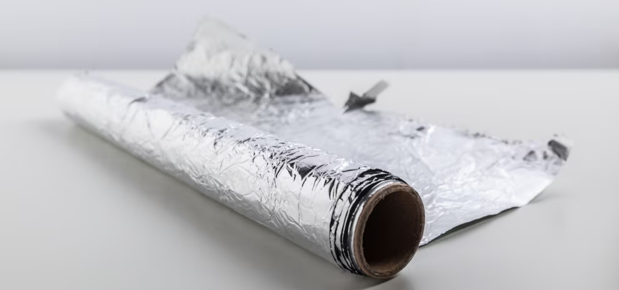 Comida envuelta en papel aluminio dentro de una cocina