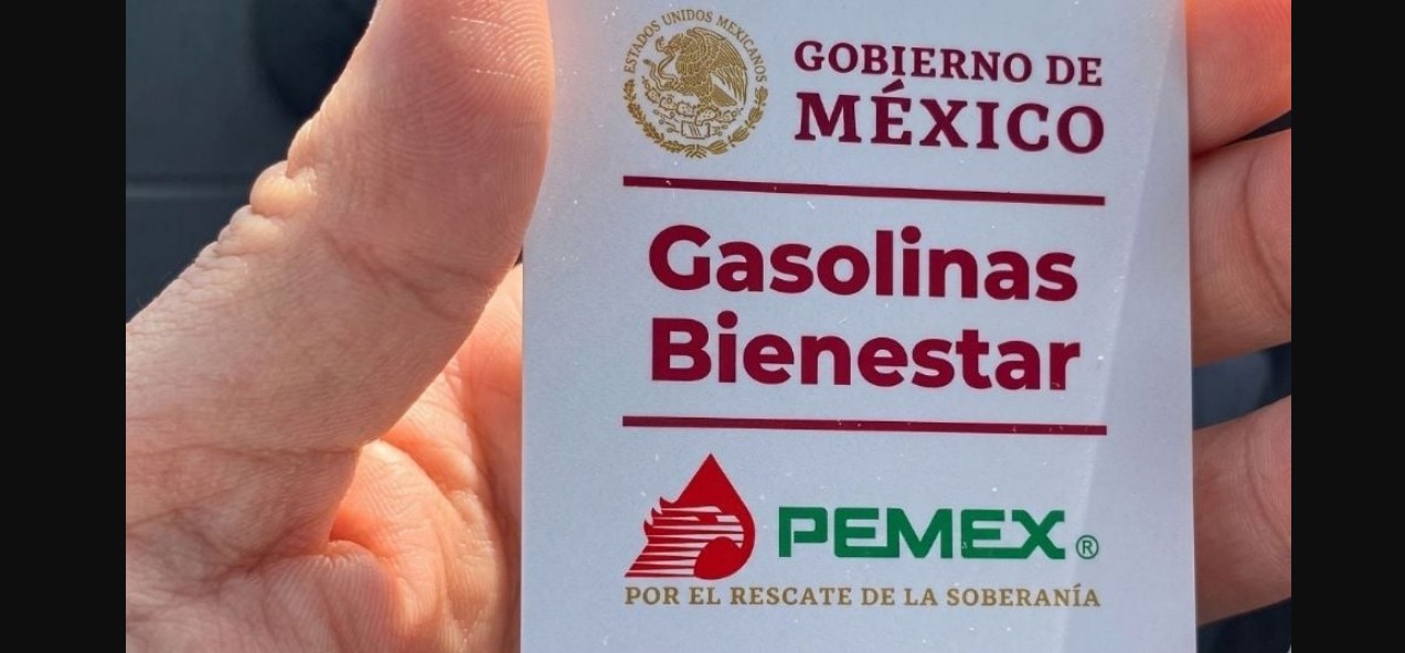 Instalaciones de Pemex y estación de combustible en México.