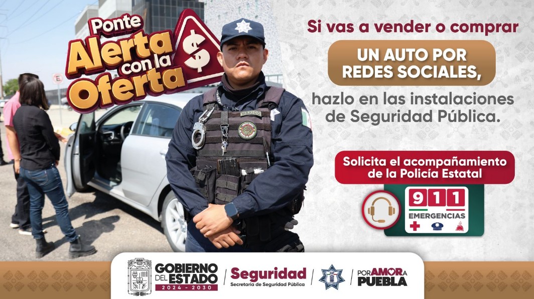 Policías revisan un vehículo durante operativo en Puebla.