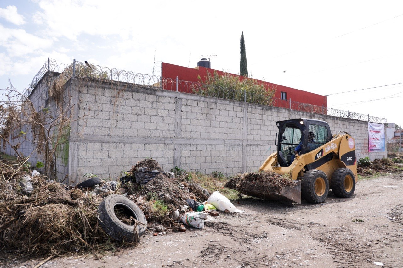 Lupita Cuautle lleva mantenimiento integral a vialidades de Cacalotepec