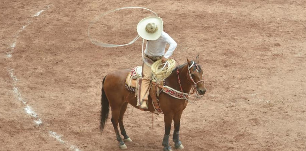 Charros compitiendo en el Lienzo Charro de Puebla