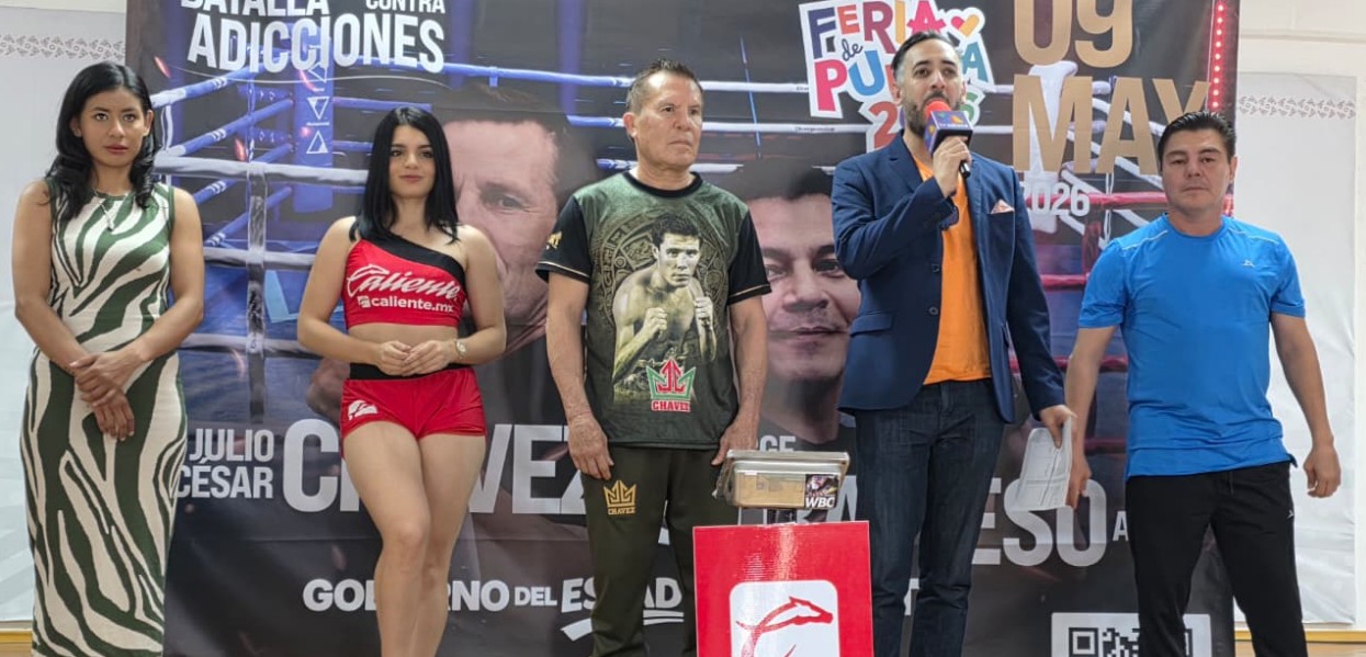 Julio César Chávez y Travieso Arce durante el pesaje en Puebla.