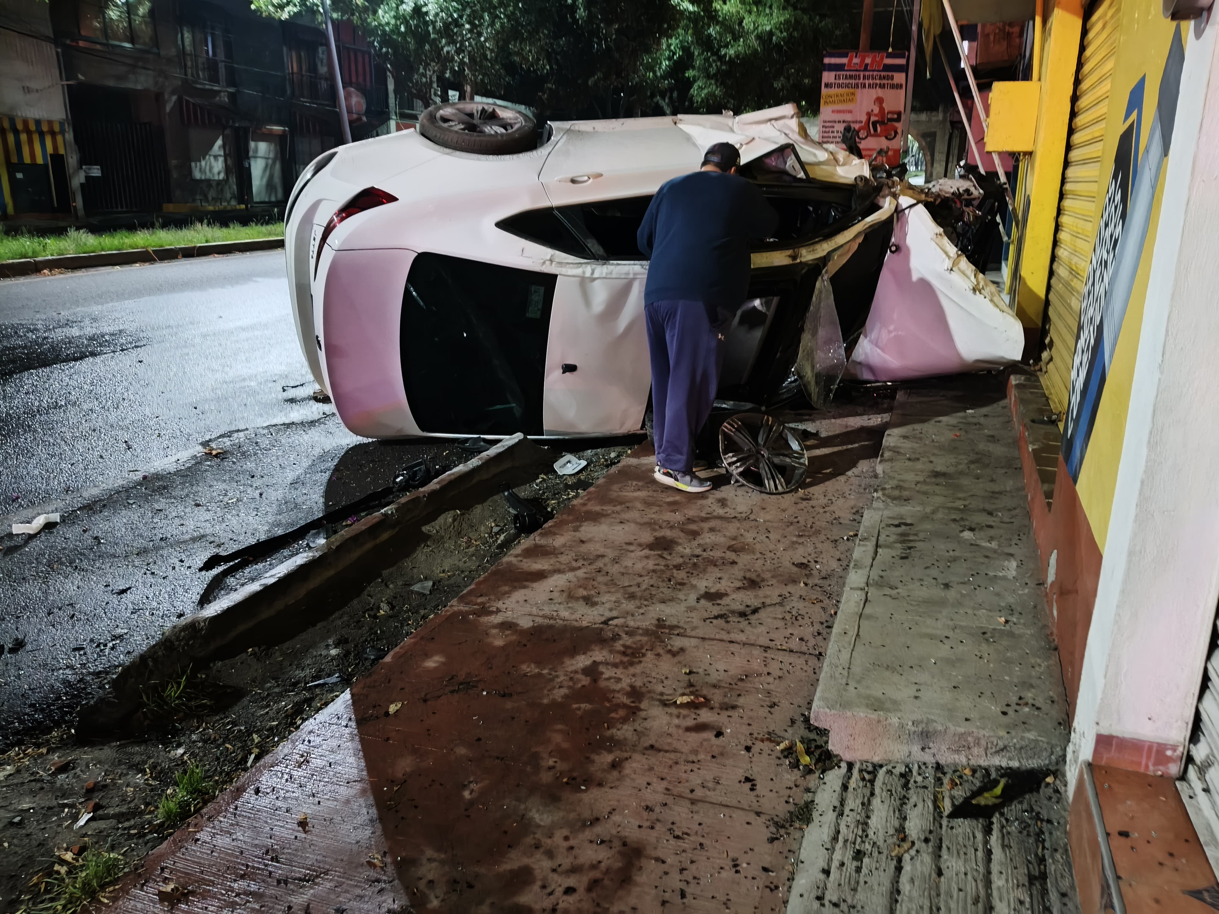 Jóvenes chocan Jetta contra árbol en Tlaxcala; terminan con lesiones menores
