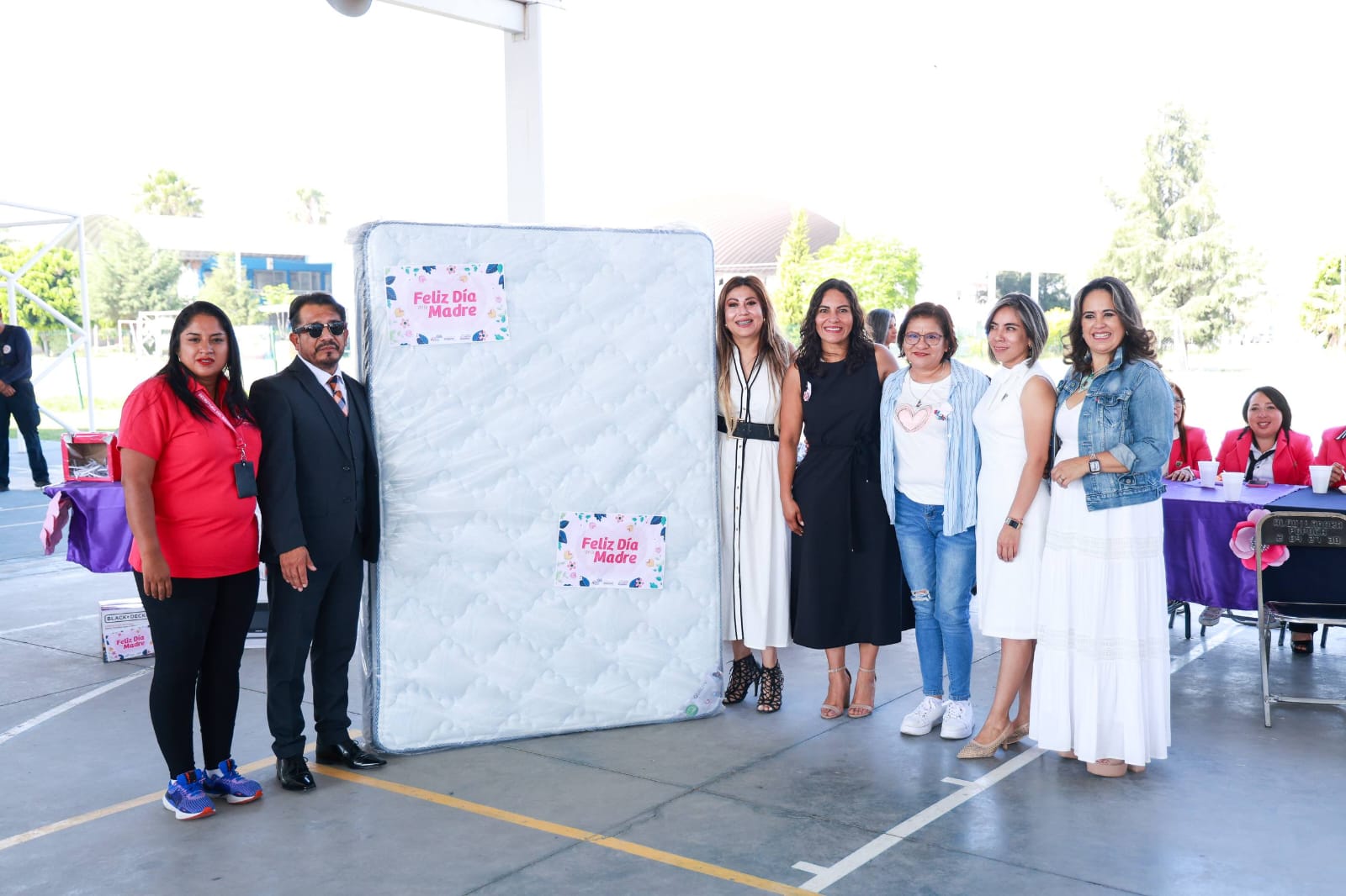 Lupita Cuautle reconoce a madres sanandreseñas con entrega de obsequios en escuelas