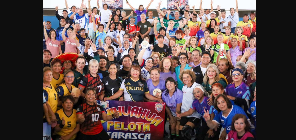 Jugadores participan en torneo de Pelota Tarasca en Puebla.