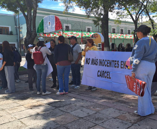 Familiares de PPL protestan frente a Palacio de Gobierno de Tlaxcala.