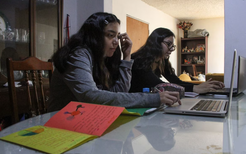 Estudiante usando inteligencia artificial para estudiar